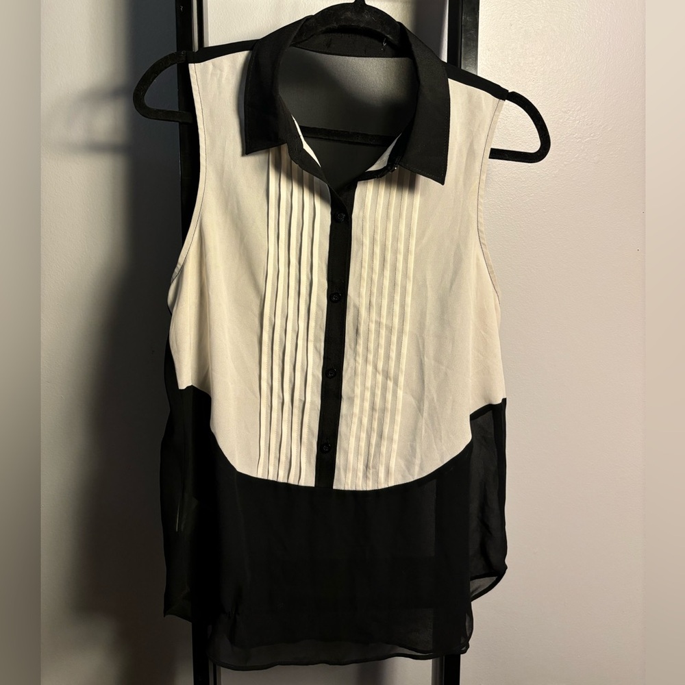 Black and white ribbed half button down from BCBG, M